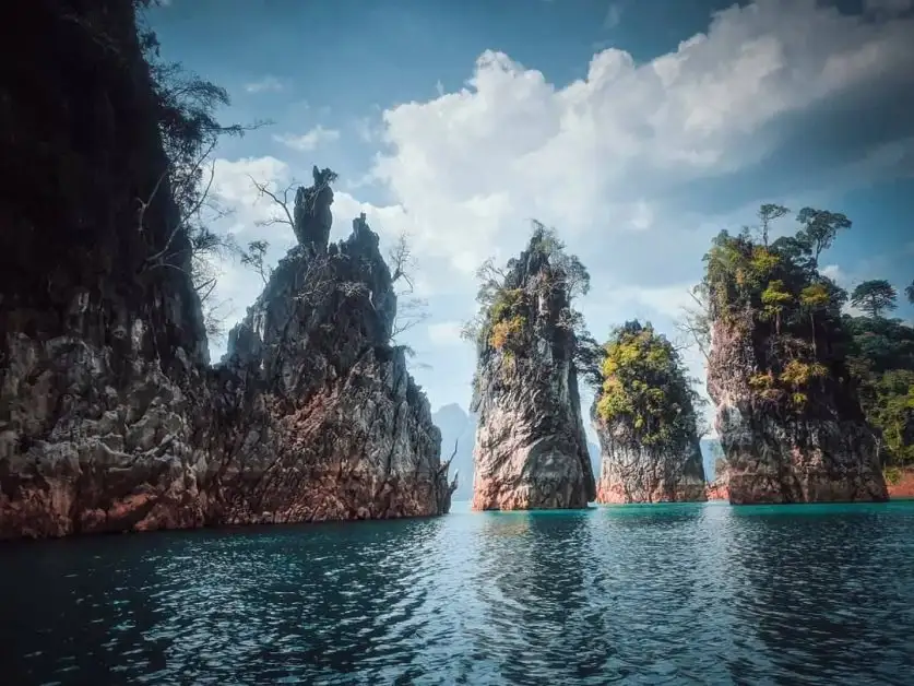 ปักหมุด!!เที่ยวเขื่อนเชี่ยวหลาน กุ้ยหลินเมืองไทย ที่แพภูตะวัน