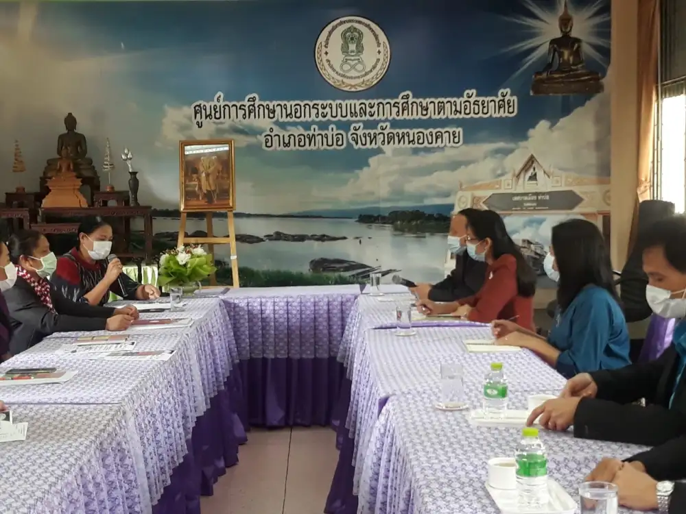 พัฒนาฝีมือแรงงานหนองคาย ร่วมประชุมผู้บริหาร และครู กศน.ตามโครงการเพิ่มทักษะด้านอาชีพแก่นักเรียนครอบครัวยากจนที่ไม่ได้เรียนต่อหลังจบการศึกษาภาคบังคับ