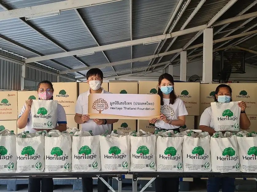 มูลนิธิเฮอริเทจประเทศไทย ส่งมอบของบรรเทาทุกข์ หวังคลายความเดือดร้อนของชาวตลาดกลางกุ้งให้ปลอดภัยจากโควิด19