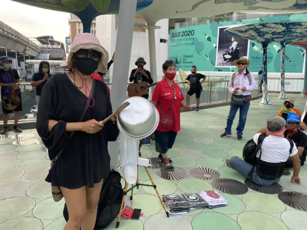 (เพิ่มเติม1) มวลชนราษฎรหอบหม้อ-ไหชุมนุม ไมค์ ระยอง แนะรัฐเลิกเล่น Tiktok มาแก้ปัญหาชาวบ้าน