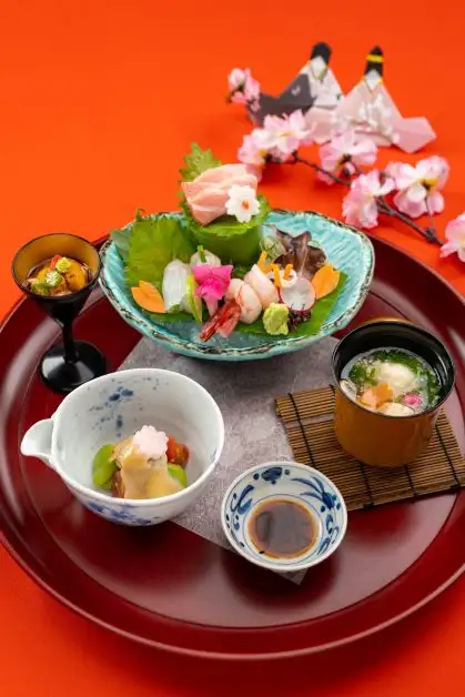 อาหารชุดพิเศษเพื่อร่วมฉลองเทศกาลวันเด็กผู้หญิงของประเทศญี่ปุ่นที่ห้องอาหาร ยามาซาโตะ
