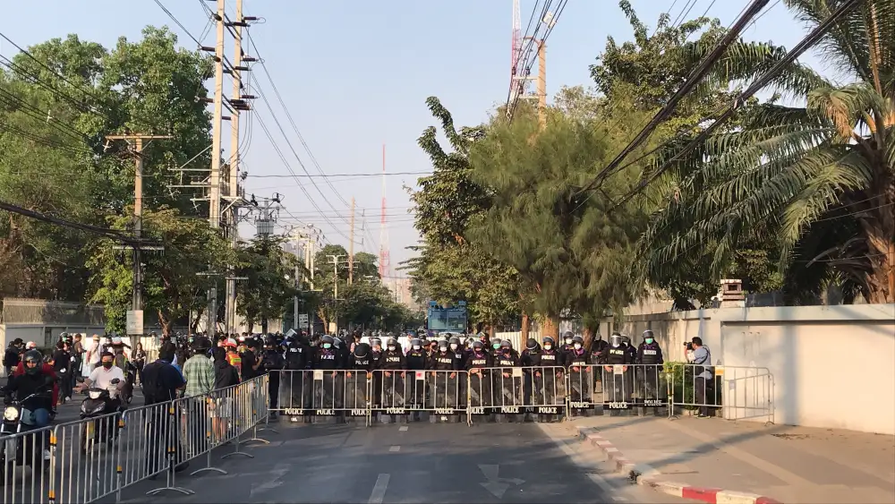 มวลชนเริ่มทยอยเข้าพื้นที่บริเวณหน้ารัฐสภา/ตร.กำหนดจุดทำกิจกรรม