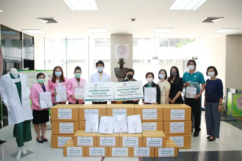 คณะวิศวฯ มก. มอบ Face Shied และ เสื้อกาวน์นาโน แก่โรงพยาบาล 8 แห่งใน จ.ปทุมธานี