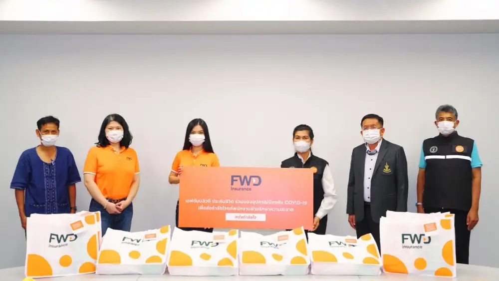 FWD ประกันชีวิต ส่งกำลังใจให้พนักงานรักษาความสะอาด มอบอุปกรณ์ป้องกันโควิด-19
