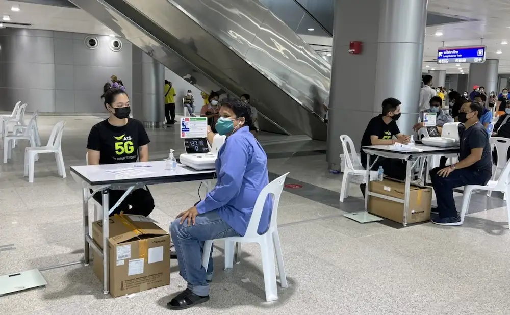AIS 5G ยืนยันความพร้อม สนับสนุนภารกิจสร้างภูมิคุ้มกันคนไทย ณ ศูนย์ฉีดวัคซีนกลางบางซื่อ