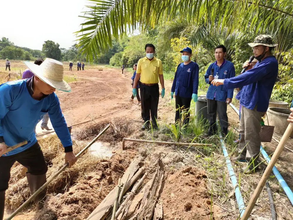 พช.บึงกาฬ จัดกิจกรรมเอามื้อสามัคคีศูนย์เรียนรู้ปลูกมั่ว ทัวร์เกษตรโคก หนอง นา