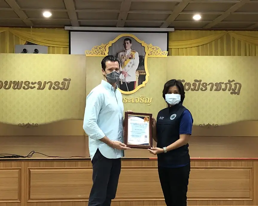 โรงแรมเคปฟาน เกาะสมุย ได้รับประกาศนียบัตรรับรองการฉีดวัคซีน ป้องกันโควิด-19 ของพนักงานโรงแรมครบตามเงื่อนไข (สมุย พลัส) จากศูนย์ปฏิบัติการควบคุมโรคติดต่อ