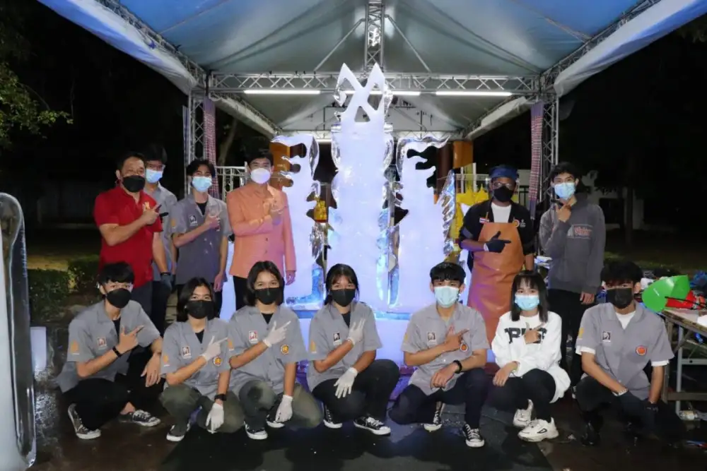 แชมป์แกะสลักหิมะนานาชาติ อาชีวะอุบลฯ รังสรรค์ ผลงาน