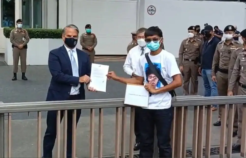 (เพิ่มเติม1) คาร์ม็อบทะลุฟ้าถึงสถานทูตสหรัฐฯ ยื่นหนังสือขอช่วยตรวจสอบไฟเซอร์ไม่ถึงหมอ