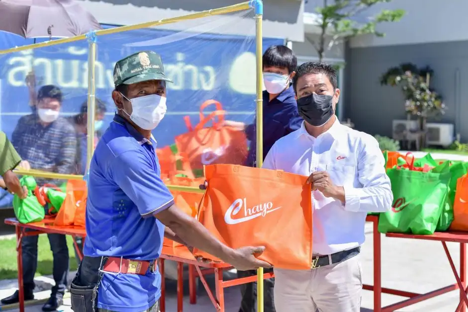 CHAYO ร่วมส่งกำลังใจ มอบถุงยังชีพให้แคมป์คนงานก่อสร้าง