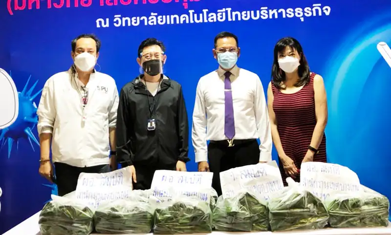 นายสมบัติ วรสินวัฒนา ผู้อำนวยการเขตบางเขน มอบอาหาร สนับสนุนบุคลากรทางการแพทย์ อาสาสมัครศูนย์ฉีดวัคซีนมหาวิทยาลัยศรีปทุม