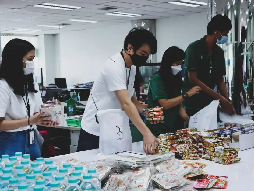 อาร์เอส กรุ๊ป ร่วมกับสำนักงานเขตจตุจักร แจกจ่าย RS CARE BAG แทนความห่วงใยให้แก่คนในชุมชนที่กักตัวและเดือดร้อนจากโควิด-19
