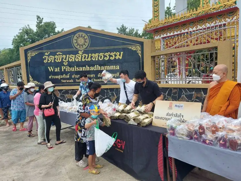 เมเจอร์ ซีนีเพล็กซ์ กรุ้ป ร่วมกับ มูลนิธิ เมเจอร์ แคร์ ส่งกำลังใจและความห่วงใย มอบอาหารและสิ่งของช่วยบรรเทาความเดือดร้อนให้ชุมชนในต่างจังหวัดสู้โควิด-19