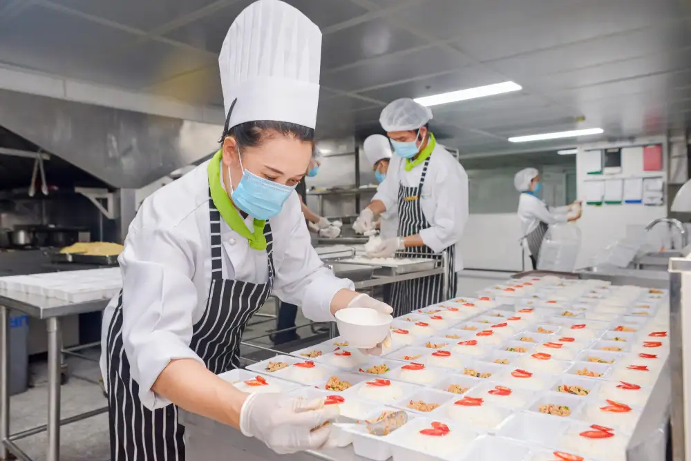 รอยัล คลิฟ พัทยามอบอาหารบรรจุกล่องกว่า 1,000 กล่อง ร่วมช่วยเหลือสังคมให้อิ่มท้องสู้ภัยโควิด