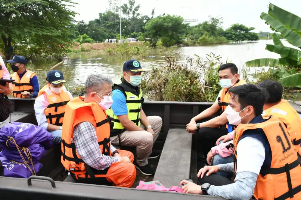 อนุทิน ติดตามสถานการณ์น้ำท่วมอ่างทอง-อยุธยา เตรียมหารือคมนาคมปรับปรุงถนนช่วยระบายน้ำ