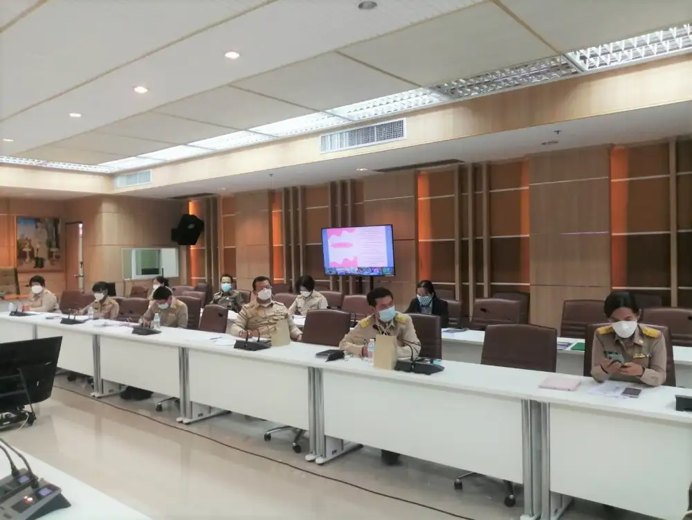สนพ.มุกดาหาร ร่วมประชุมชี้แจงผู้ว่าราชการจังหวัด และคณะกรรมการขับเคลื่อนโครงการเพิ่มทักษะด้านอาชีพแก่นักเรียนครอบครัวยากจนที่ไม่ได้เรียนต่อหลังจบการศึกษาภาคบังคับ ในระดับจังหวัด ประจำปีงบประมาณ พ.ศ. 2565 ผ่านระบบ Video conference