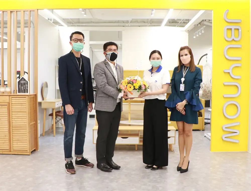 เอ็ม บี เค เซ็นเตอร์ มอบดอกไม้แสดงความยินดี JBUYNOW เปิดตัวหน้าร้านและ Flagship Store แห่งแรก