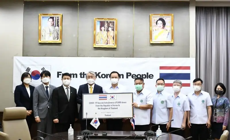 อนุทิน รับมอบวัคซีนแอสตร้าฯ 4.7 แสนโดส จากรัฐบาลเกาหลี