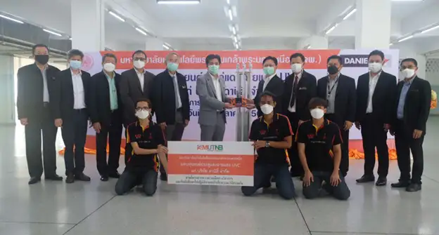 มจพ.มอบหุ่นยนต์ประดู่ฉายแสง UVC ให้กับบริษัท ดานิลี่ จำกัด