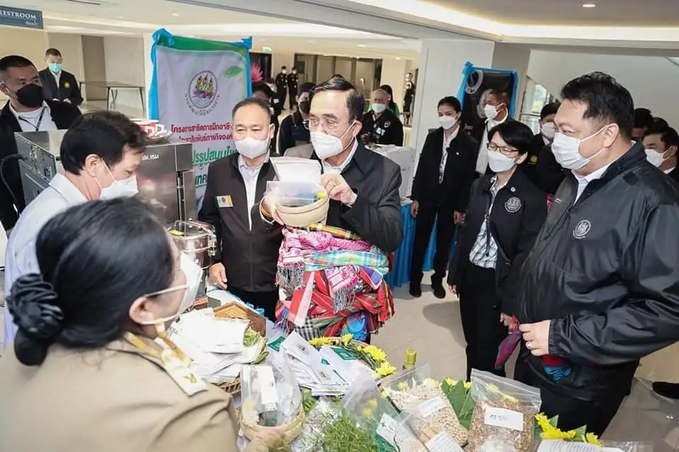 สาธิตการฝึกอาชีพเพื่อประชาสัมพันธ์ภารกิจองค์กร โดยผู้ผ่านการฝึกอบรมจากสถาบันพัฒนาฝีมือแรงงาน 18 อุดรธานี