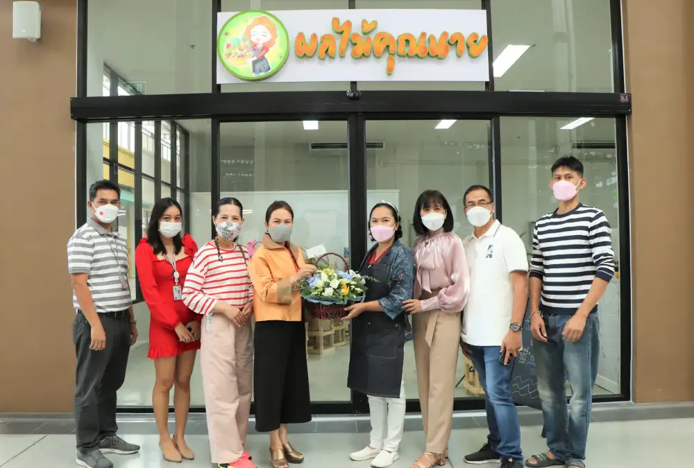 คณะผู้บริหาร เดอะไนน์ เซ็นเตอร์ ติวานนท์ ร่วมยินดีเปิดร้าน