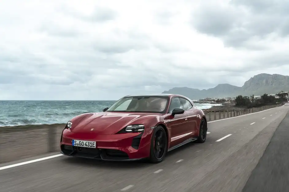 Porsche delivers more than 300,000 vehicles worldwide in 2021; Asia Pacific1 region achieves record-breaking performance