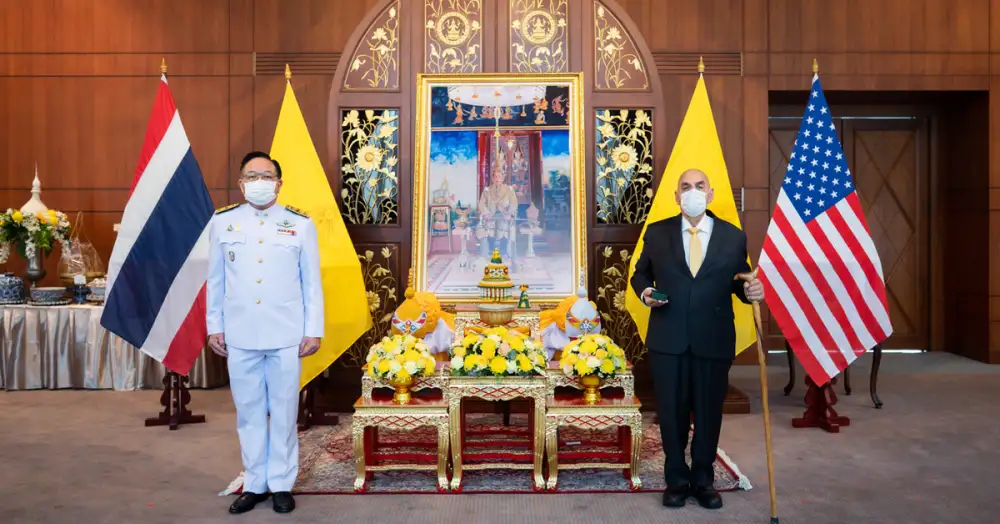นายเดวิด ไลแมน บริษัท ติลลิกีแอนด์กิบบินส์ เข้ารับพระราชทานเครื่องราชอิสริยาภรณ์ดิเรกคุณาภรณ์