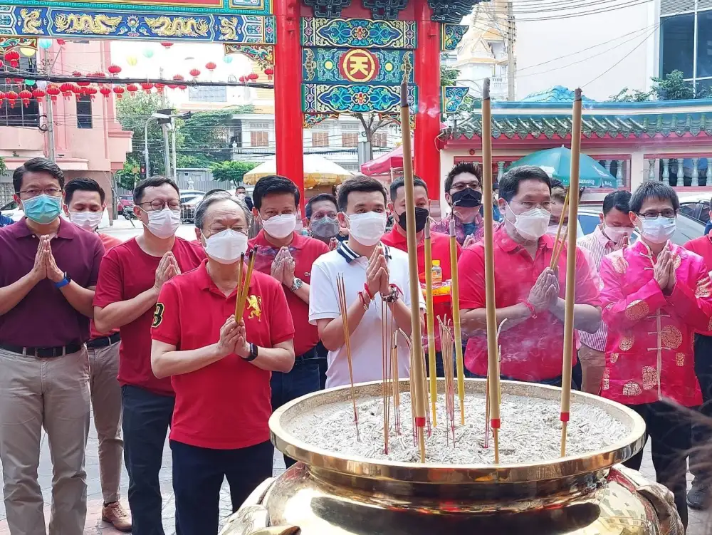 อุตตม-สนธิรัตน์ ลงพื้นที่เยาวราช ชูดึง สมคิด ช่วยแก้ปัญหาเศรษฐกิจ
