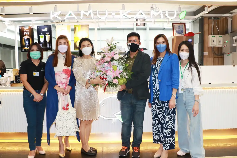 เอ็ม บี เค เซ็นเตอร์ มอบดอกไม้แสดงความยินดีร้าน KAMU เปิดสาขาใหม่ชั้น 6 โซน B พร้อมจัดเต็มโปรโมชั่นลดแลกแจกแถมฉลองสาขาใหม่