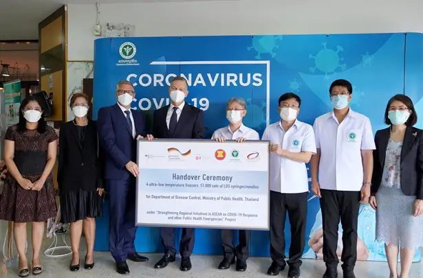 เยอรมนีส่งมอบตู้แช่แข็งอุณหภูมิต่ำพร้อมอุปกรณ์ทางการแพทย์ สนับสนุนการดำเนินงานรับมือโควิด-19 ในไทย