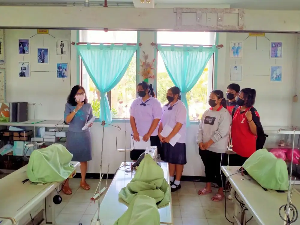 สนพ.แพร่ จัดการศึกษาดูงานและรับสมัครโครงการเพิ่มทักษะด้านอาชีพแก่นักเรียนที่ไม่ได้ศึกษาต่อหลังจบการศึกษาภาคบังคับ ประจำปีงบประมาณ พ.ศ. 2565