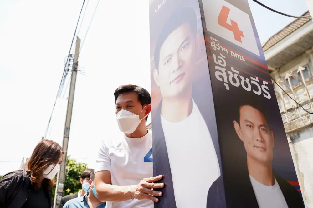 เลือกตั้งกทม.:สุชัชวีร์ เปิดตัวป้ายหาเสียงรูปแบบใหม่ 3 มิติ ไม่กีดขวางเส้นทางสัญจร