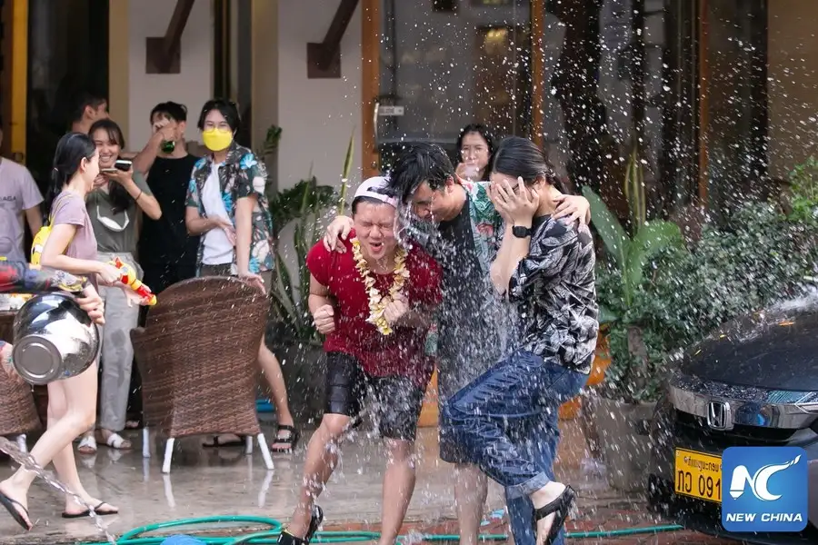 ลาวหวั่นยอดติดเชื้อโควิดพุ่ง หลังประชาชนแห่ฉลองสงกรานต์