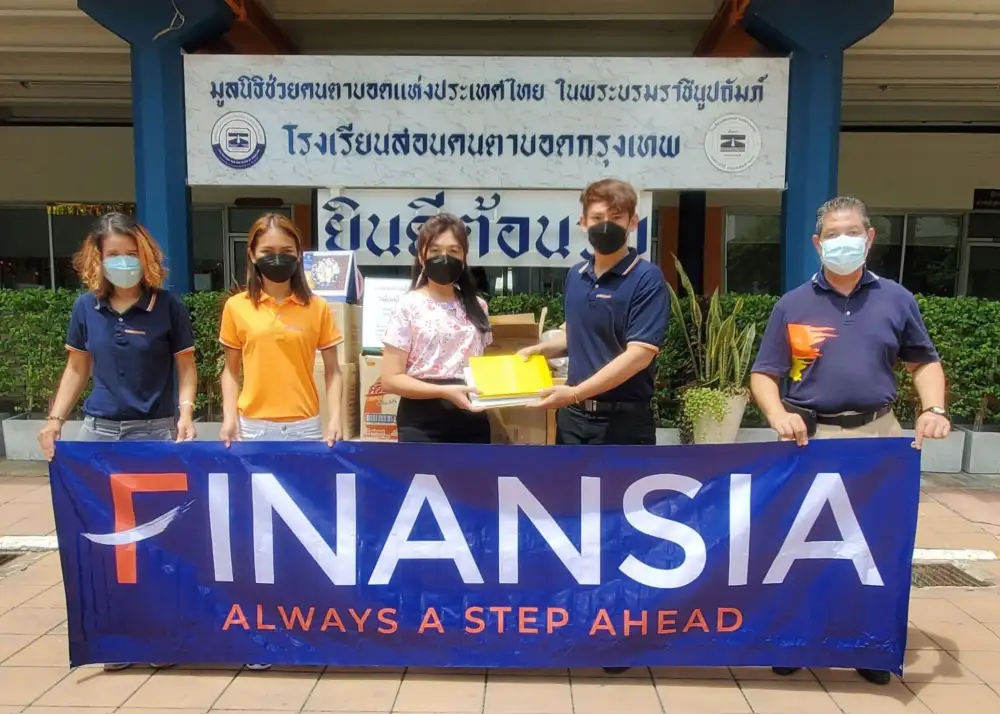 FINANSIA ห่วงใยผู้พิการทางสายตา มอบปฏิทินตั้งโต๊ะผลิต 