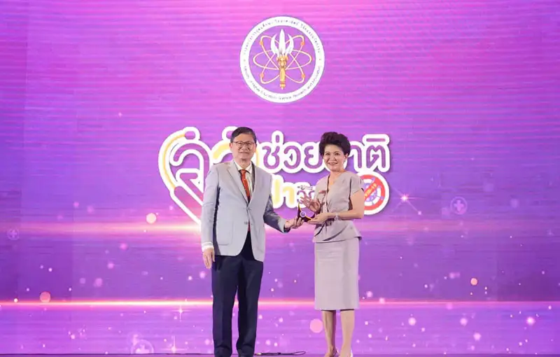 รัฐมนตรี อว. มอบโล่ขอบคุณ ม.ศรีปทุม ร่วมเป็นศูนย์ฉีดวัคซีนฯ งาน