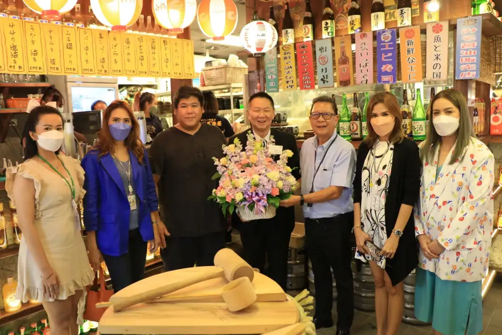 เอ็ม บี เค เซ็นเตอร์ มอบดอกไม้แสดงความยินดี เคนชิน อิซากายะ ร้านกินดื่มสไตล์ญี่ปุ่น ชั้น 2 โซน B