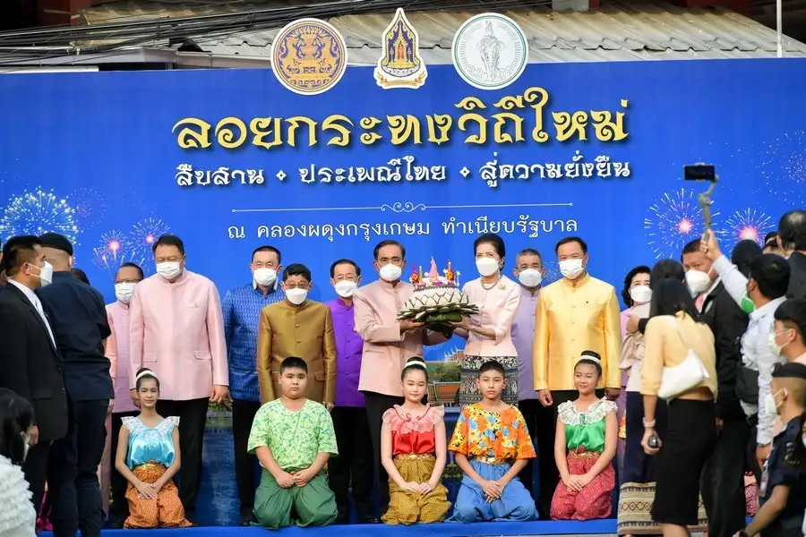 นายกฯ นำครม.ลอยกระทงวิถีใหม่ ขอให้ปชช.-บ้านเมืองมีความสุข สิ่งช่วยร้ายลอยไปกับสายน้ำ
