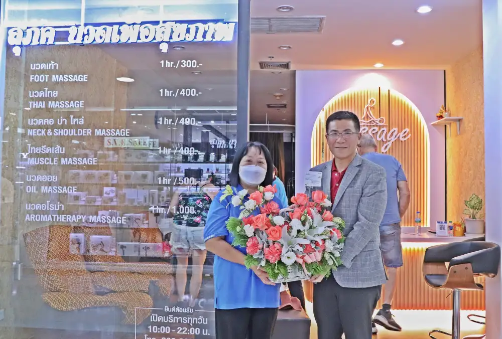 ผู้บริหารเอ็ม บี เค เซ็นเตอร์ มอบดอกไม้แสดงความยินดีร้านเปิดใหม่