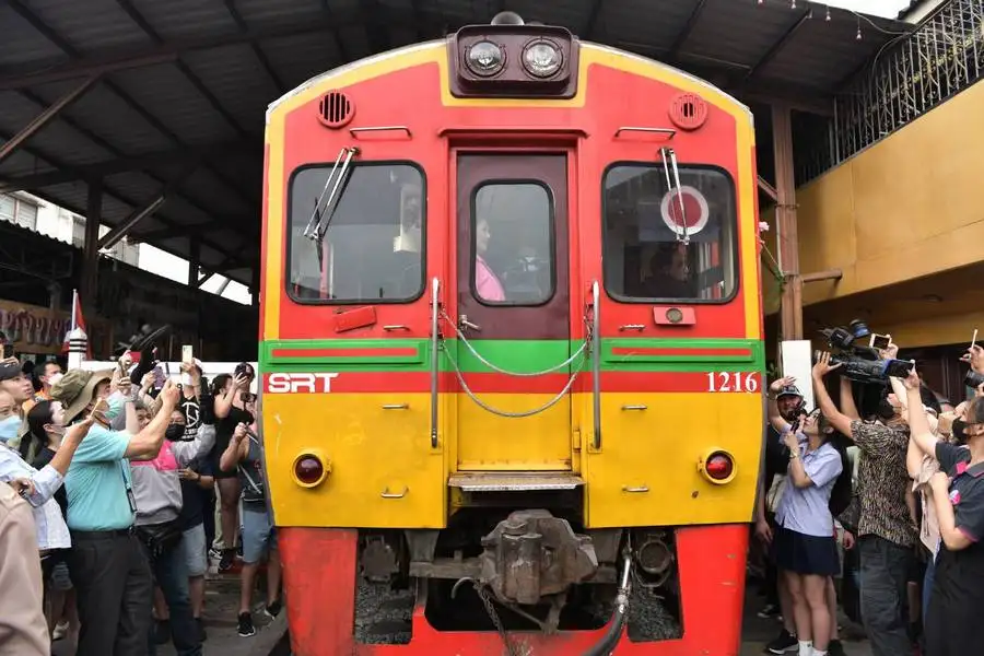 เลือกตั้ง'66: ลุงตู่ นั่งรถไฟแม่กลอง เช็คเรทติ้งตลาดร่มหุบ