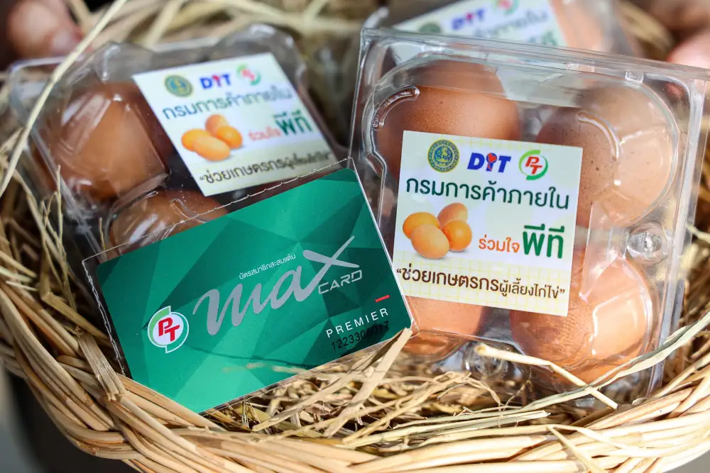 ปั๊ม PT แจกไข่ไก่สมาชิกบัตร
