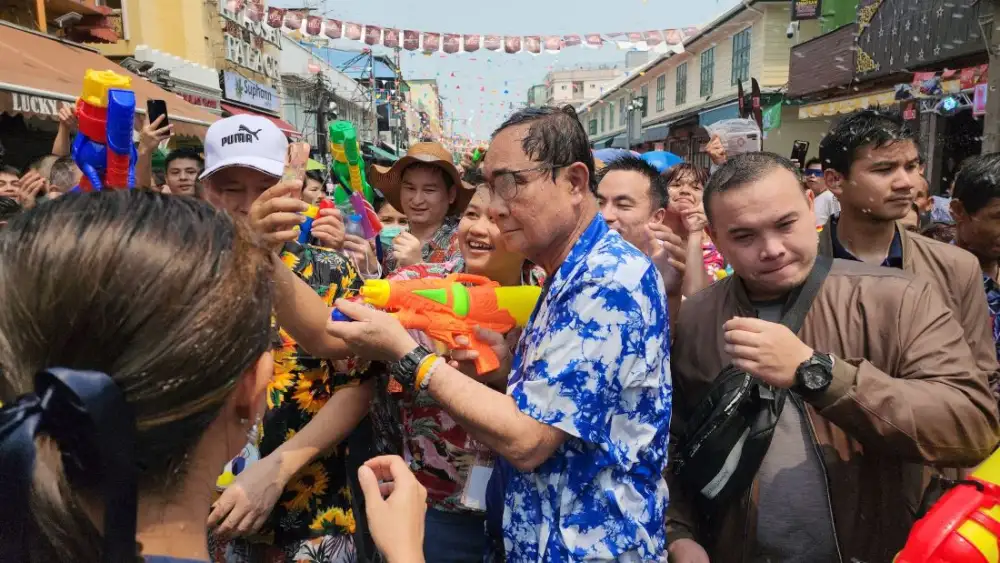 เลือกตั้ง'66: บิ๊กตู่ นำทีม รทสช.เดินสายไหว้พระทำบุญสงกรานต์ แวะเล่นน้ำ ถ.ข้าวสาร