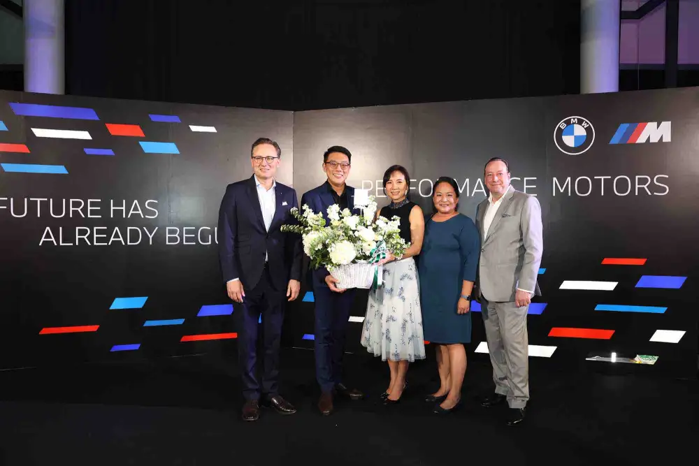 Sarinrath Kamolratanapiboon of dwp congratulates BMW Performance Motors on the opening of their new showroom at Ratchaphruek branch