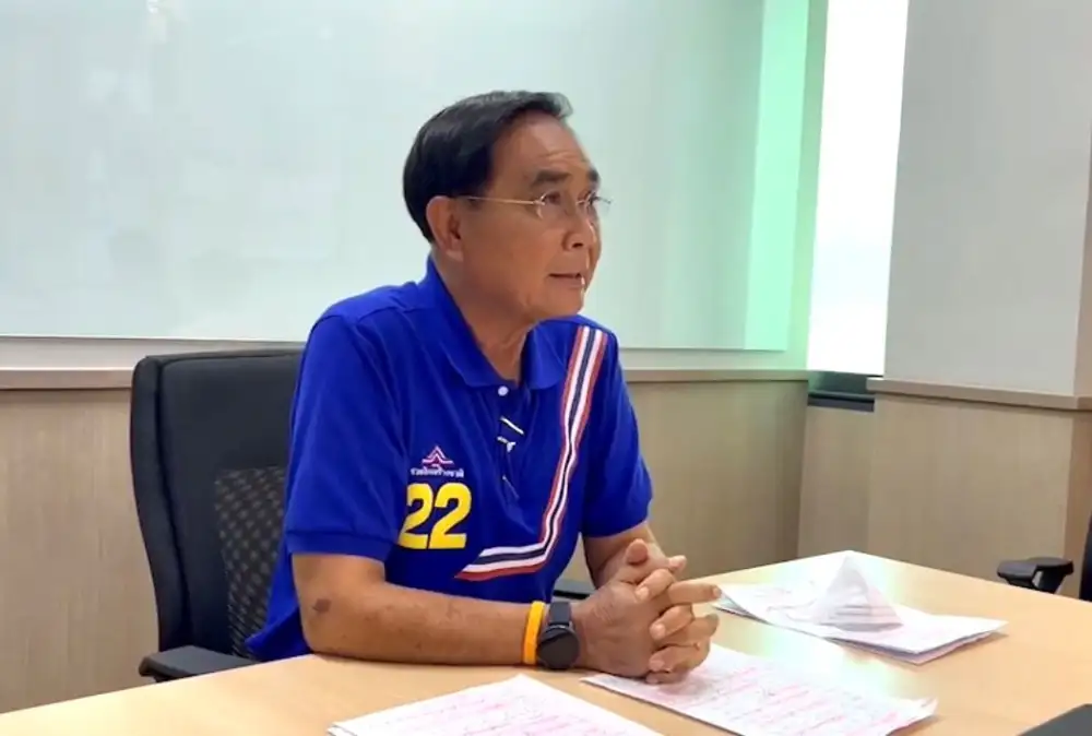 เลือกตั้ง'66: พีระพันธุ์ นำทีม รทสช. ขึ้นรถแห่ขอกำลังใจโค้งสุดท้ายย่านฝั่งธนฯ
