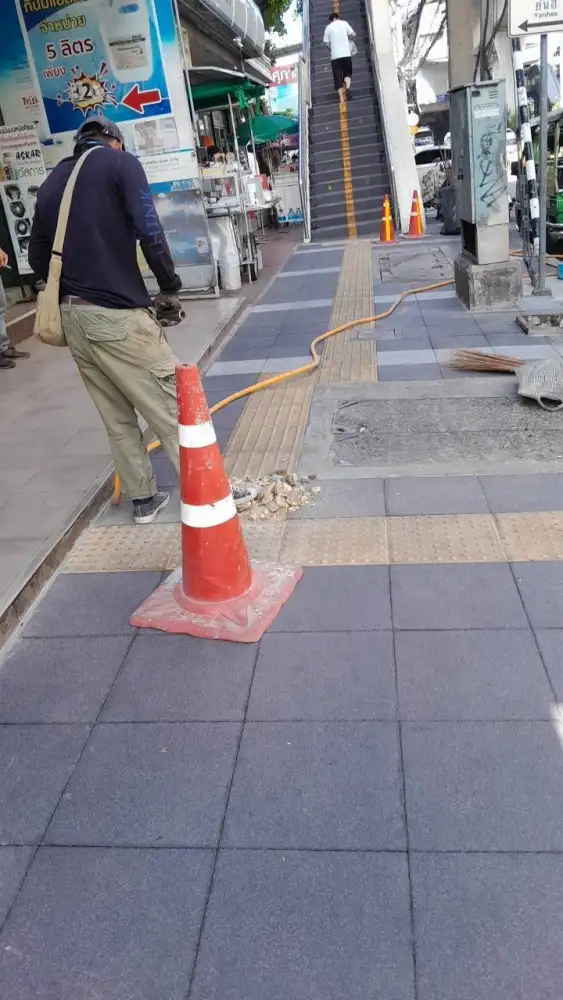 กทม.ประสาน กฟน.แก้ไขเบรลล์บล็อกทางเท้าถนนจรัญสนิทวงศ์
