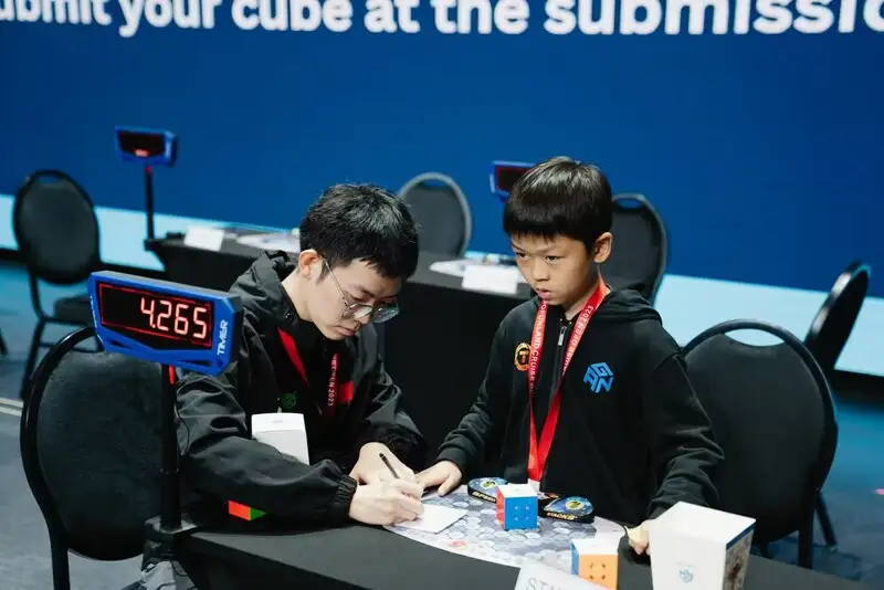 เด็กชายชาวจีนทุบสถิติโลกในการแข่งขันรูบิค 3x3 ด้วยเวลาเฉลี่ย 4.48 วินาที