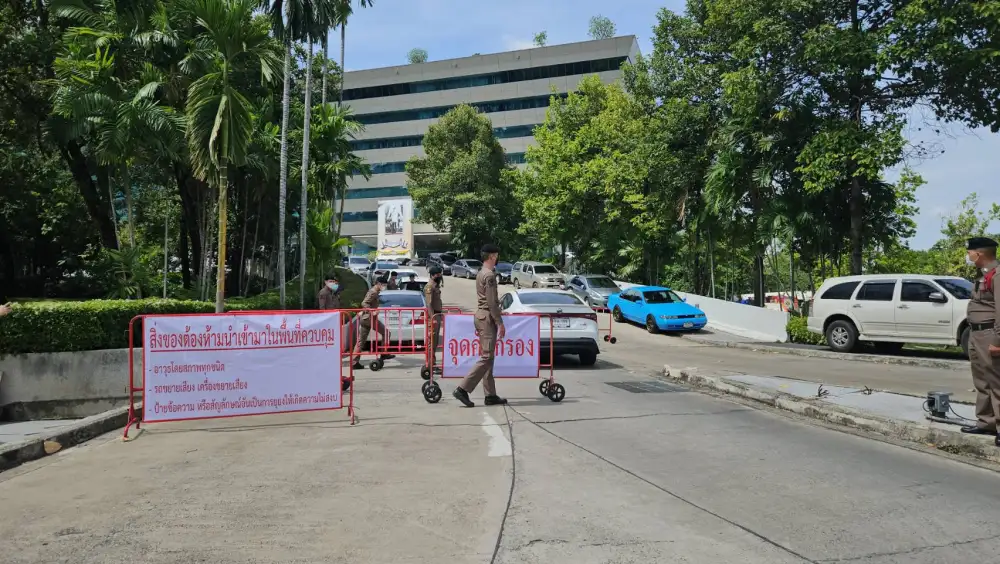 ตร.คุมเข้มพื้นที่ศาลรธน. รับมือม็อบ หลังการข่าวอาจมีเหตุรุนแรง