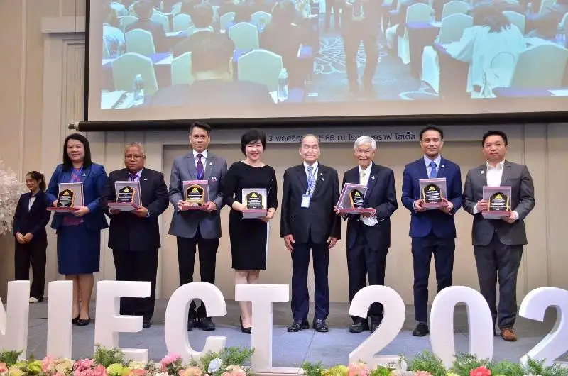 อาจารย์ต้นแบบด้านการสอน SPU เข้ารับมอบรางวัล