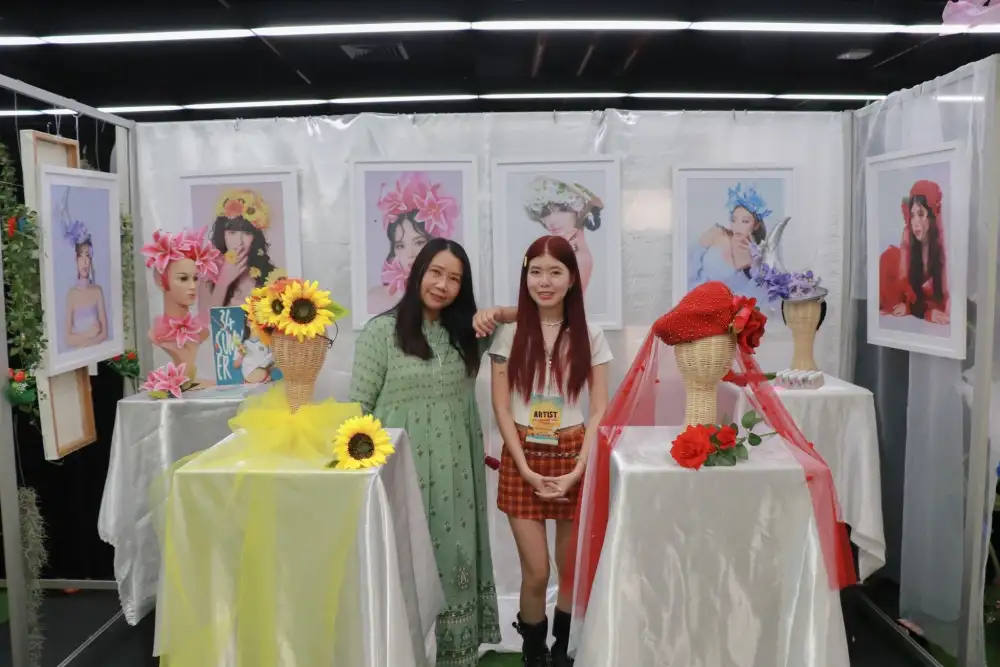 ศิลปะผ่านเลนส์ที่ไม่เหมือนใคร ในนิทรรศการภาพถ่าย 34 องศา SUMMER TIME ที่เอ็ม บี เค เซ็นเตอร์ ผลงานศิลปนิพนธ์ นักศึกษาจากวิทยาลัยเพาะช่าง วันนี้ - 29 มีนาคมนี้ ชั้น 4 โซน D