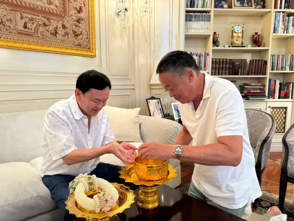 นายกฯ รดน้ำขอพร