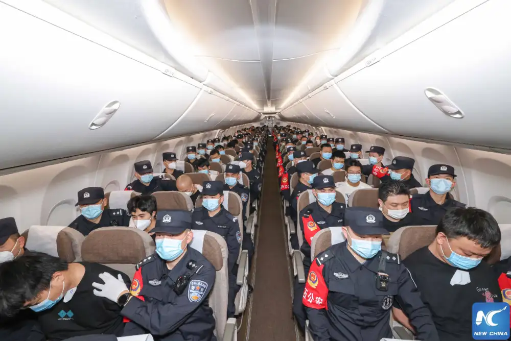 ตำรวจจีนพาผู้ต้องสงสัยการพนัน-ฉ้อโกงกว่า 680 ราย กลับจากกัมพูชาครบแล้ว